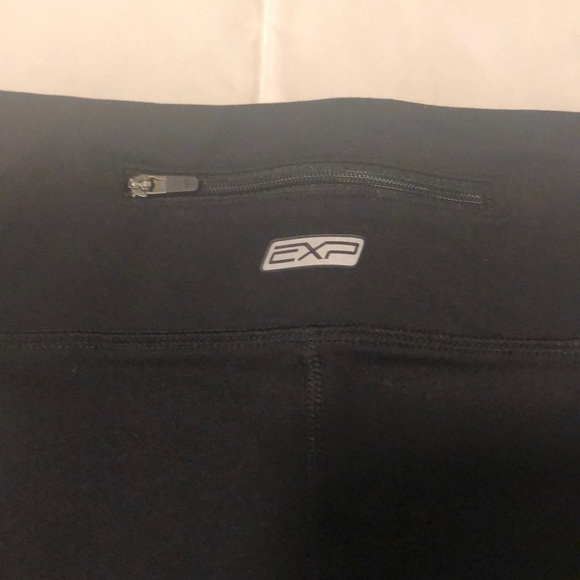 Express Capri leggings in black with side pattern - Picture 6 of 6